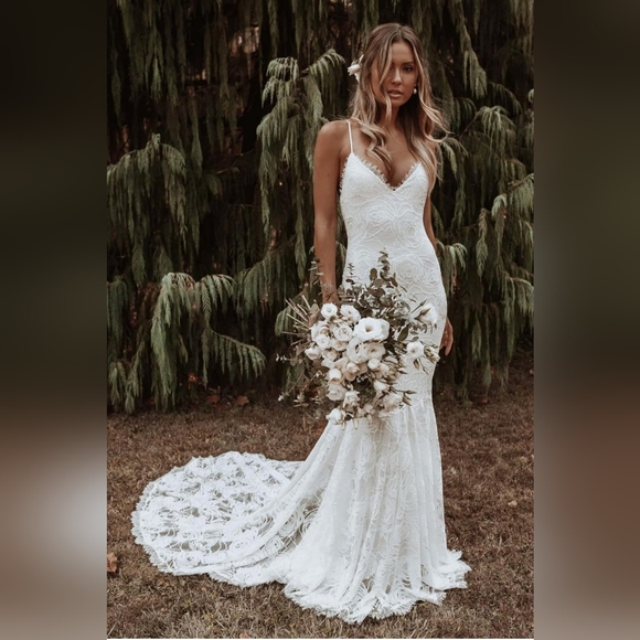 Dresses & Skirts - White wedding dress size 2
